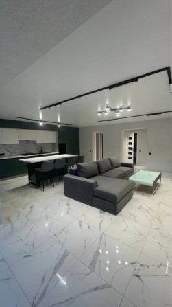 Продам 2-х кімнатну квартиру в центрі міста з ремонтом - фото 1