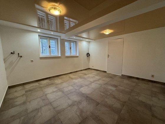 2к в ЦЕНТР , напівцокольне приміщення Ивано-Франковск