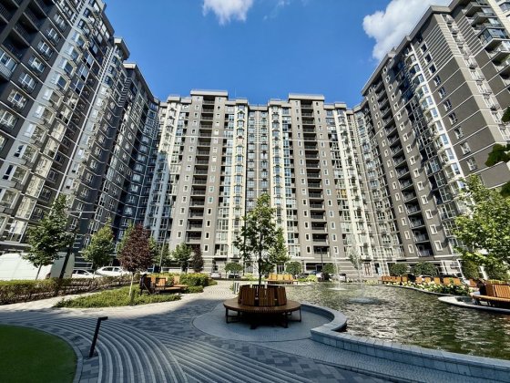 Трикімна квартира в Гранд Бурже з видом на фонтан. Заселена секція Буча