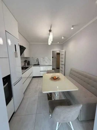 Велика 1-кімнатна квартира з ремонтом і меблями! - фото 1