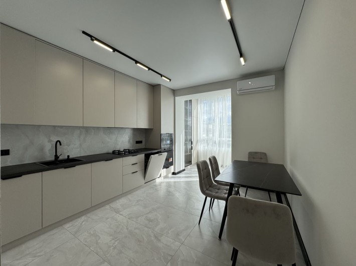 Терміновий продаж двокімнатна на березі озера - фото 1