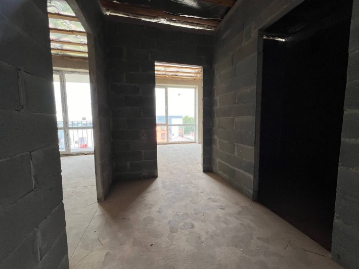 Простора квартира з балконом. - фото 1