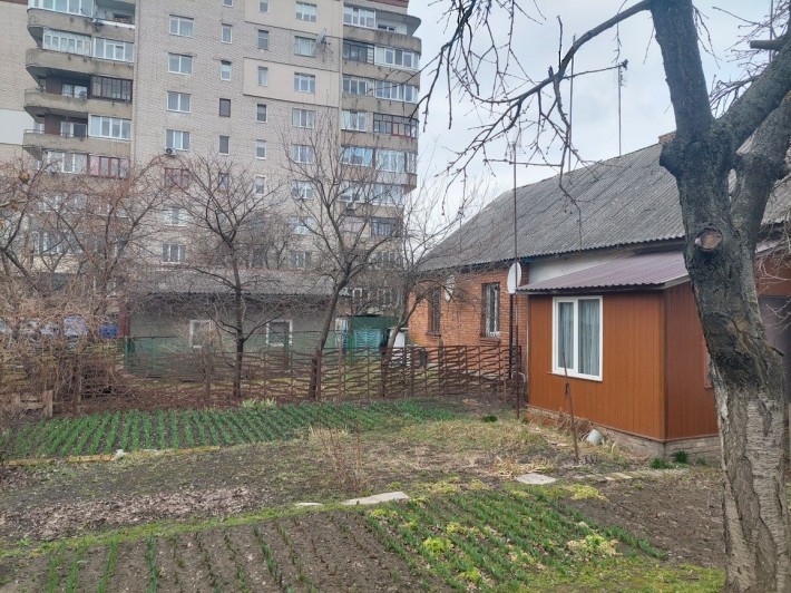 Продаж однокімнатної квартири з власною ділянкою. - фото 1