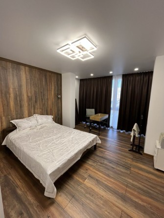 Шикарна трикімнатна з дизайнерським ремонтом! - фото 1