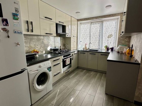 Продам 3-кімнатну двоповерхову квартиру. Кременчуг