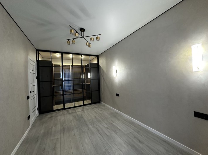 Простора 1к квартира з сучасним ремонтом! Площа 42,3 кв.м. - фото 1