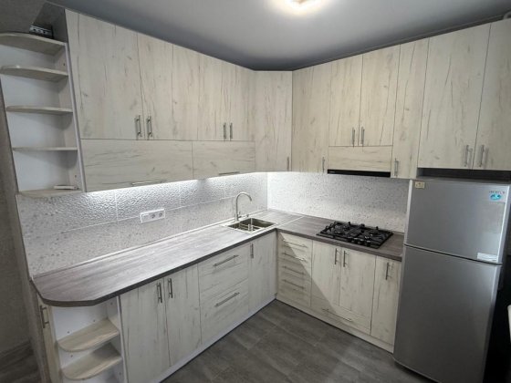 Продается 2х.ком.СТАЛИНКА ул.Святителя Василия Великого,Артем Кривой Рог