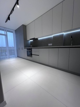 Продаж 2к квартири з новим сучасним ремонтом балконом, гардероб - фото 1