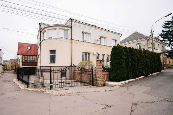 Простора дворівнева квартира в центрі! - фото 1