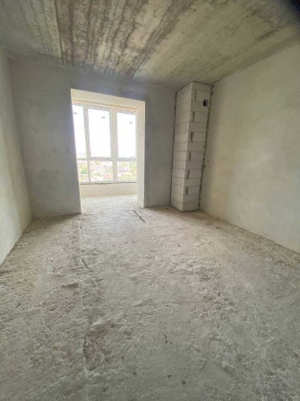 Продається двостороння, 3-кімнатна квартира біля міського озера. - фото 1