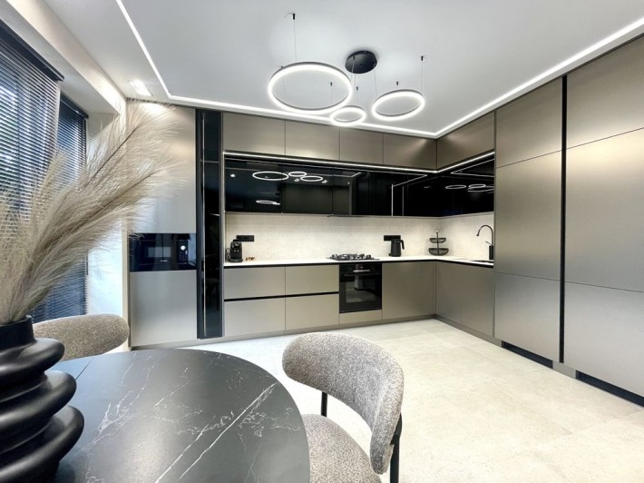 Дизайнерська 3км квартира К12 - фото 1