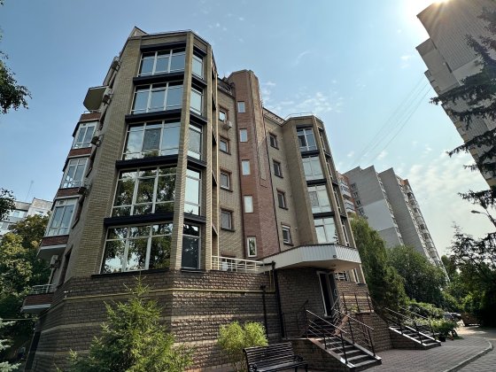 Продаж  4 кім кв в 2 рівнях та гараж 51 м2 , центр, паркова зона Кременчуг