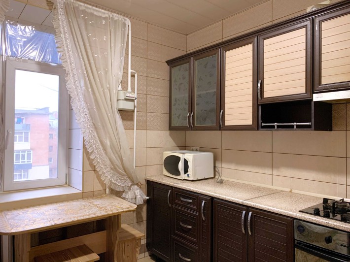 Центр Міста. Сталінка. З Ремонтом. Окремі Кімнати. Гарний Вид на Парк. - фото 1