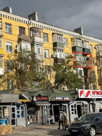 Продам в центрі міста 3-х кімнатну квартиру - фото 1