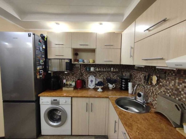 Продам 2к квартиру в центрі, цегла, 3й поверх, з ремонтом - фото 1