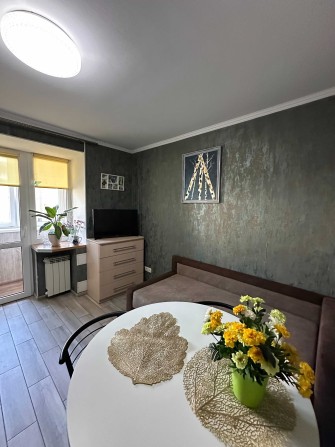 Продаж без комісії 2 к.квартира з ремонтом!  3 балкони! 2 кладовки! - фото 1