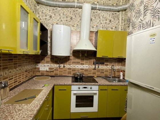 Продаётся 2-комнатная сталинка в историческом центре Кривой Рог