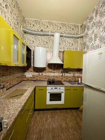 Продаётся 2-комнатная сталинка в историческом центре - фото 1