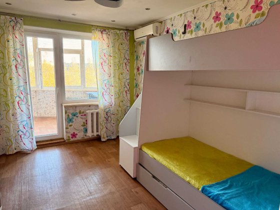 Продам 3к. кв. вул. Співдружності 7 (173 кв.) з меблями + перегородка Кривой Рог