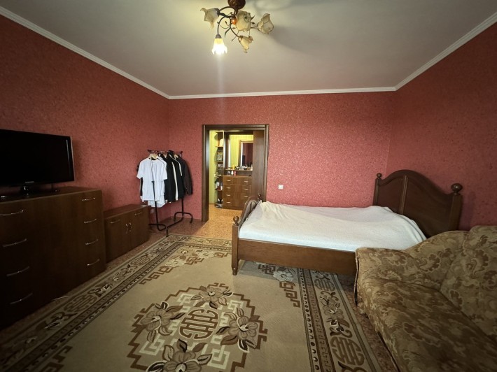 Простора 1-кімнатна квартира з ремонтом та меблями - фото 1