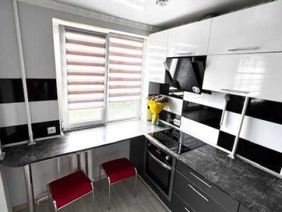 Продам трикімнатну квартиру на Зарічному, вулиця Десантна. Кривий Ріг