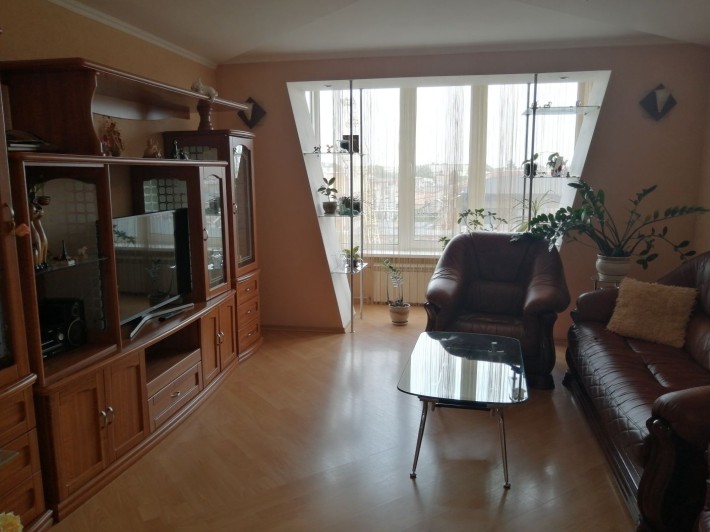 Продам 4 к. квартиру в центрі. - фото 1