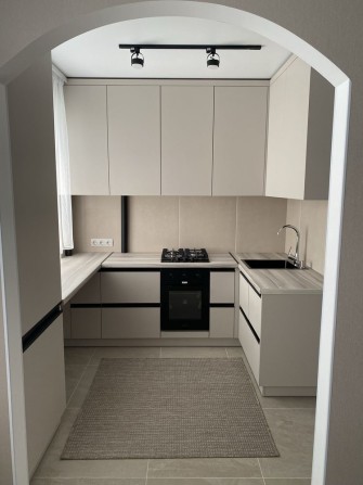 Продам 3ком. переделана на 2ком. Юбилейная Содружества - фото 1