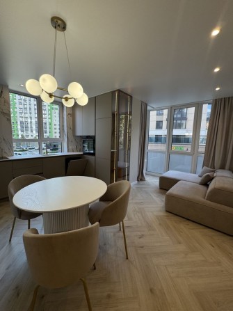 Квартира з дизайнерським ремонтом - фото 1