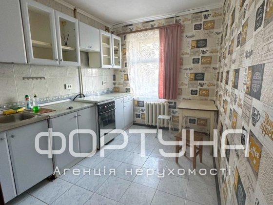 Двокімнатна 52м2, ЦЕГЛА, два балкони! Полтава