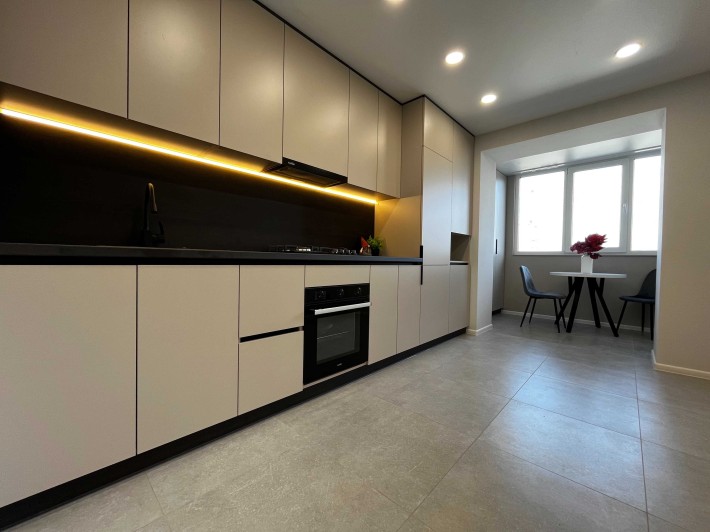 Продам велику 3 кімнатну квартиру з євроремонтом - фото 1