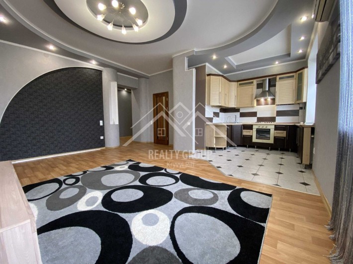 Простора 3-кімнатна сталінка з автономним опаленням (Рокувата) - фото 1