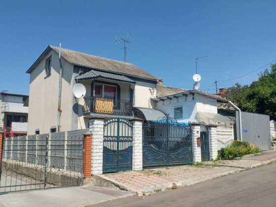 Продається квартира в центрі міста ,на своїй землі,терміновий продаж.