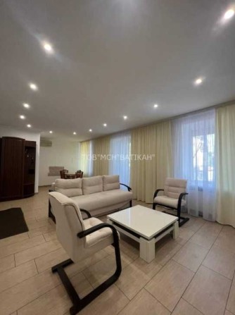 Продаж трикімнатної квартири з авторським ремонтом у центрі міста - фото 1