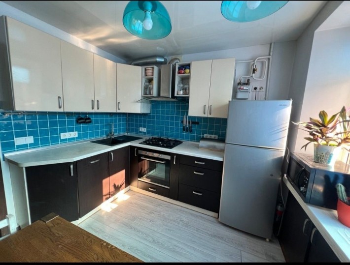 Поділ. 3х кімнатна чешка, середній поверх, супер місце, в цегляному бу - фото 1