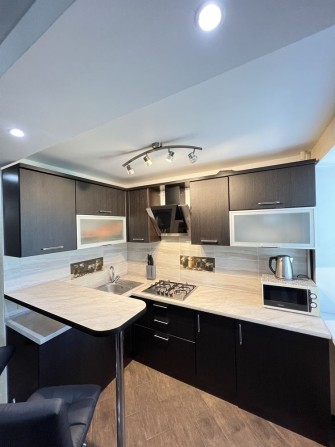 Продам! Нова квартира. Ремонт,меблі,техніка,газ.котел. Центр. Торг! - фото 1