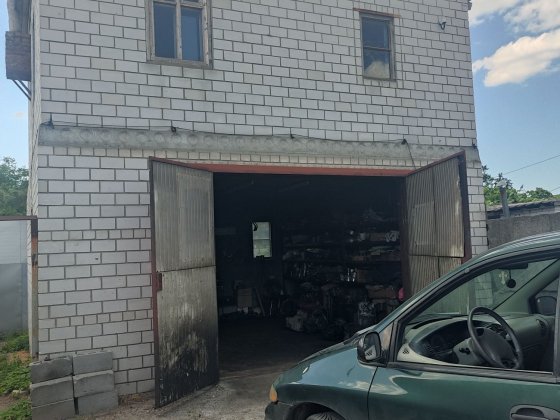 Гараж на власній приватизованій землі.