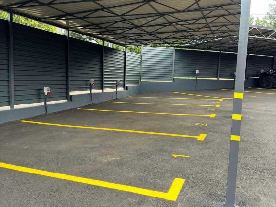 З навісом паркомісце з розеткою для електромобіля (закрита територія) Ирпень