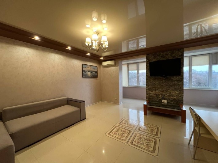 Продам 2-кімнатну квартиру в центрі! - фото 1