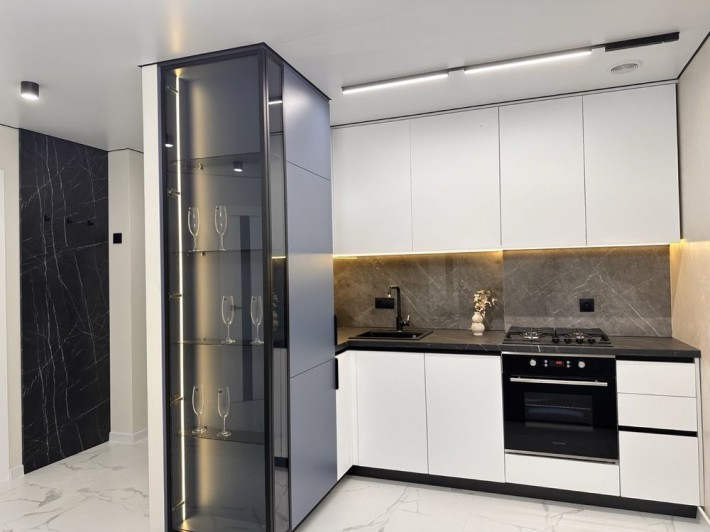 Продається 2 кімнатна квартира і кухня-студія по вул. Смакули - фото 1