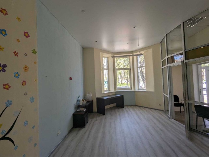 Продаж квартири в центральному районі. З окремим входом. Перший поверх - фото 1