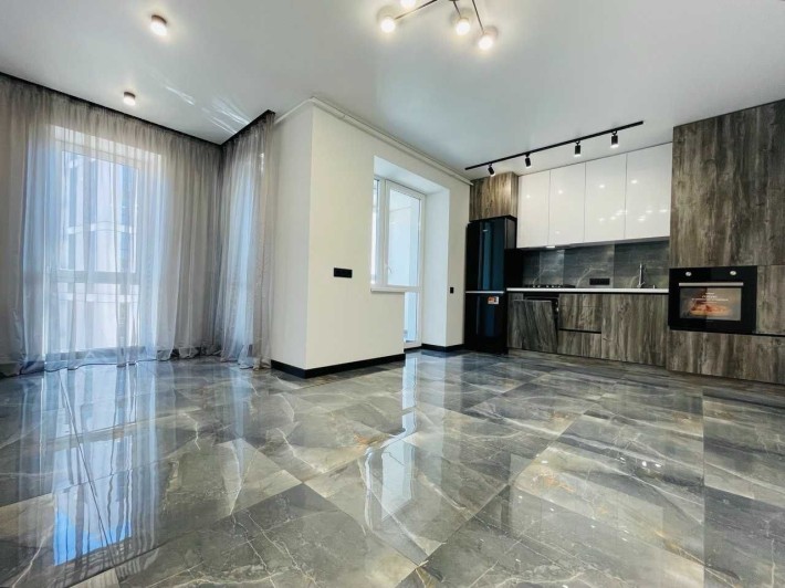 Продам простору квартиру з ремонтом в новобудові. Автономне опалення. - фото 1