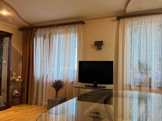 Простора двокімнатна квартира з меблями та технікою Полтава