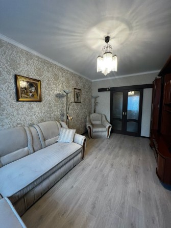 Продаю затишну  добротну трикімнатну квартиру - фото 1