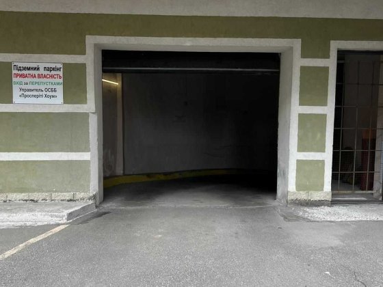 Продам парковочне місце у паркінгу. вул Юрія Литвинського 45в