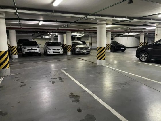 Продам паркінг вул Жинчнська 59