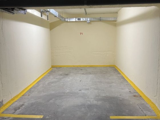 Продам паркомісце Срібнокільська,1