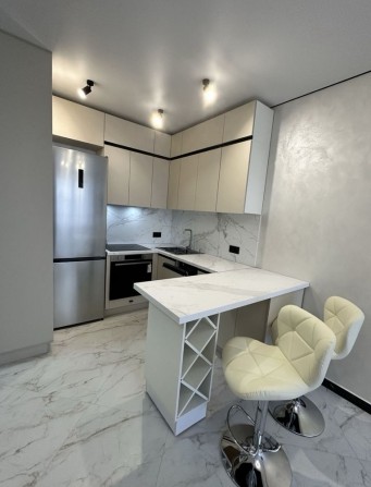 Квартира з ремонтом і меблями в новобудові - фото 1