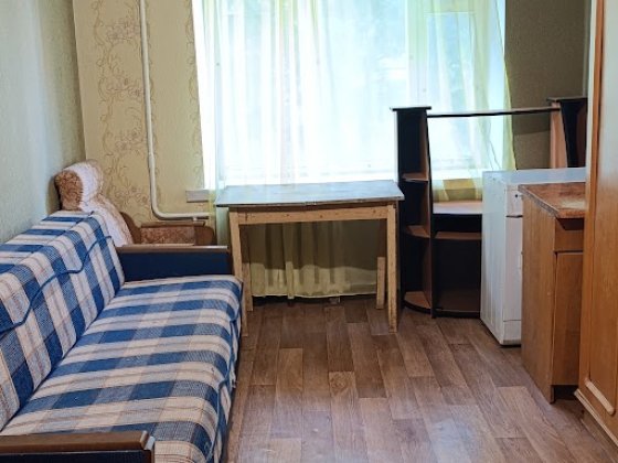 Кімната в гуртожитку, залишаються меблі та техніка