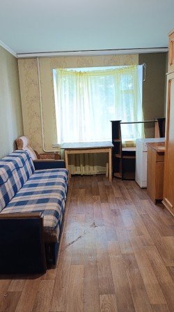 Кімната в гуртожитку, залишаються меблі та техніка - фото 1
