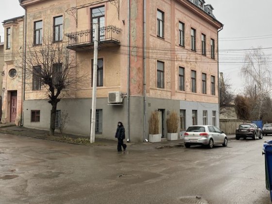 Продаж мансардної квартири в австрійському будинку – під ремонт Чернівці